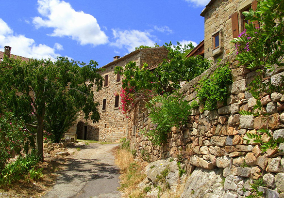 Bergdorf in-Suedfrankreich