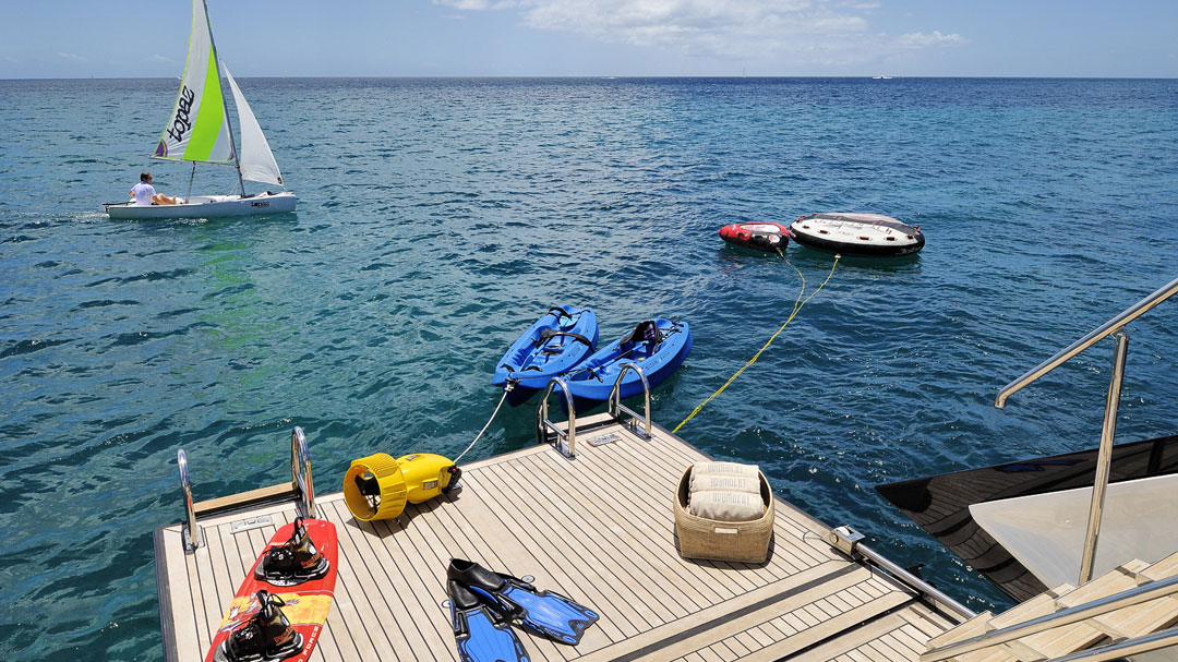 sailing-yacht-Drumbeat-25