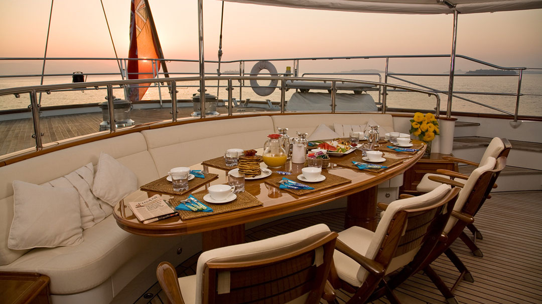 sailing-yacht-Drumbeat-31