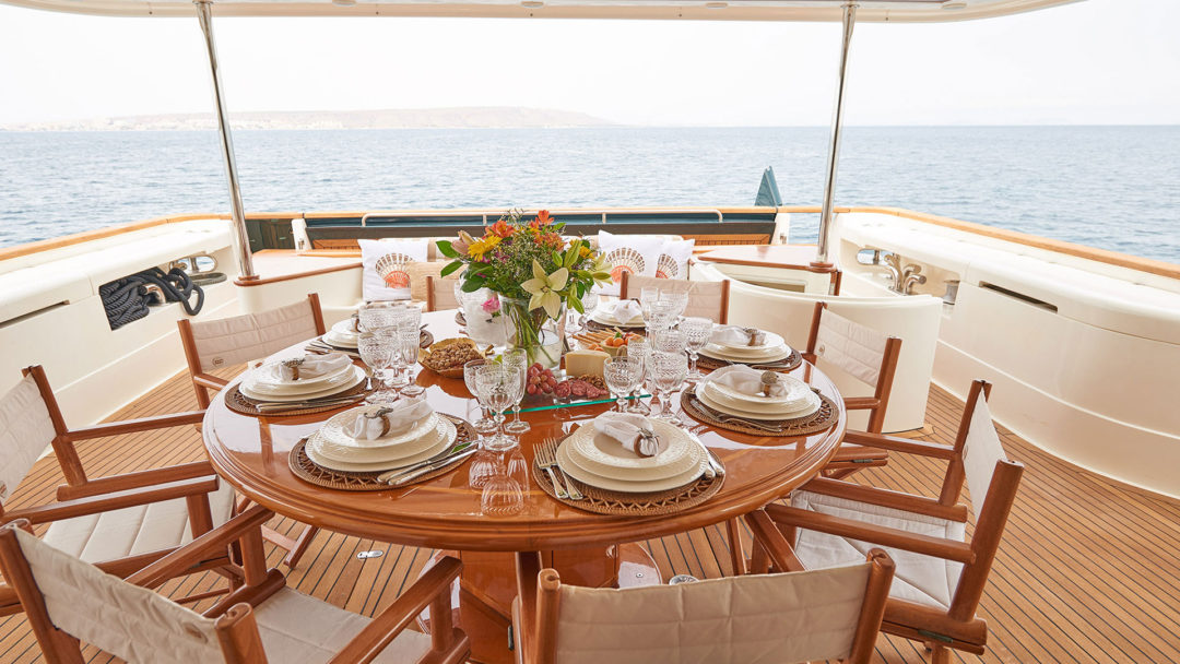 sailing-yacht-charter-imagine-aftdeck