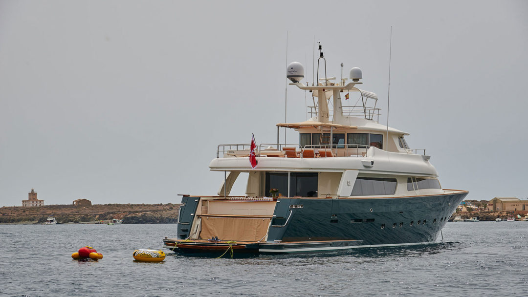 sailing-yacht-charter-imagine-exterior-03