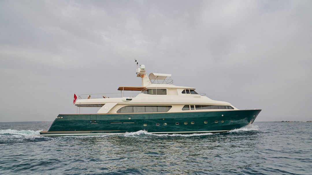 sailing-yacht-charter-imagine-exterior-04