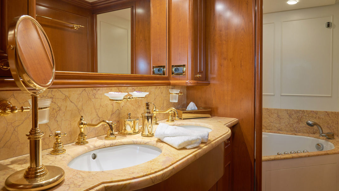 sailing-yacht-charter-imagine-master-cabin-bathroom