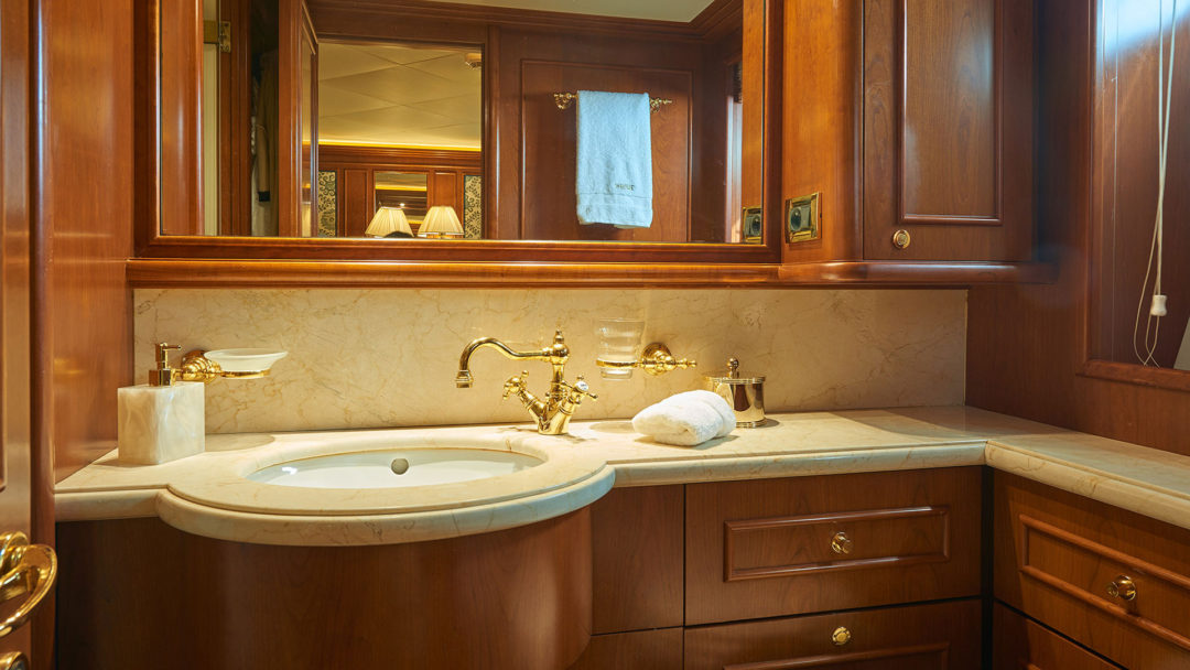 sailing-yacht-charter-imagine-twin-cabin-bathroom