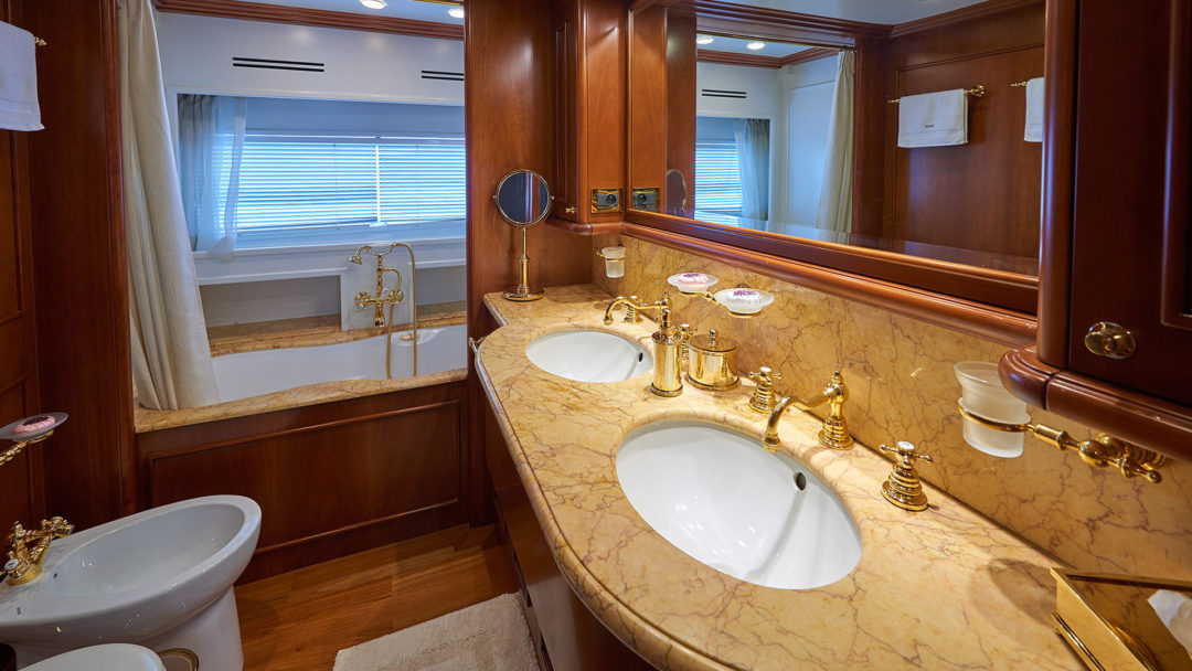sailing-yacht-charter-imagine-vip-cabin-bathroom