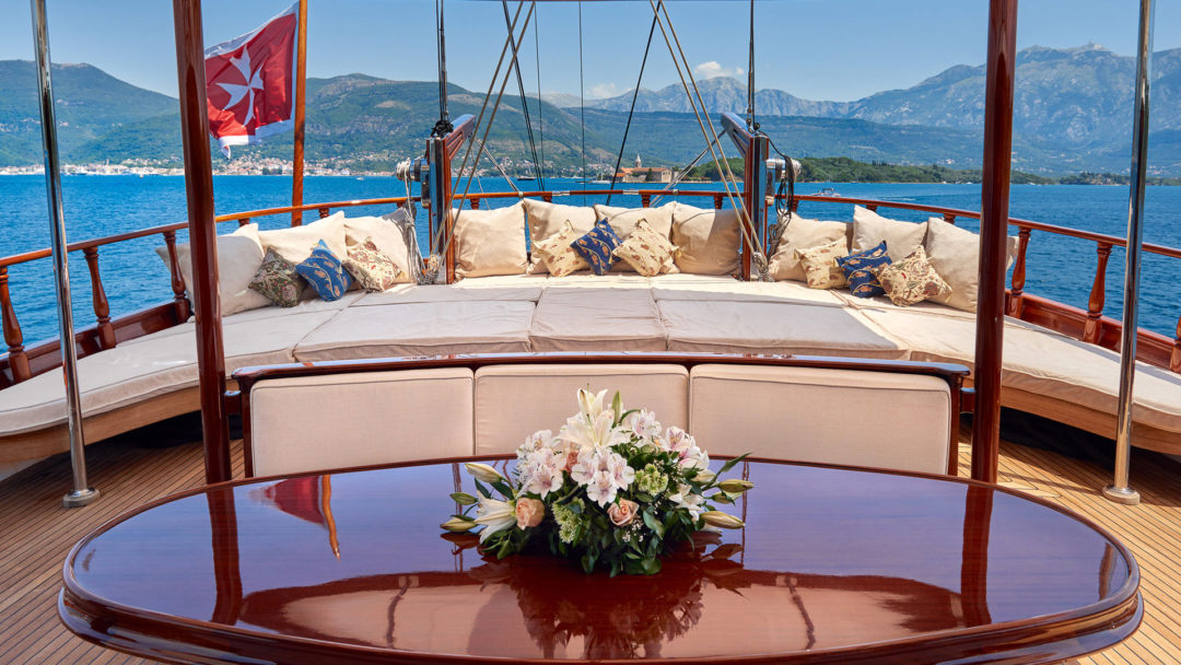 sailing-yacht-charter-riana-aft-deck-01