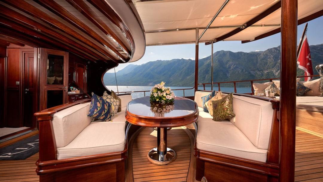 sailing-yacht-charter-riana-aft-deck-02