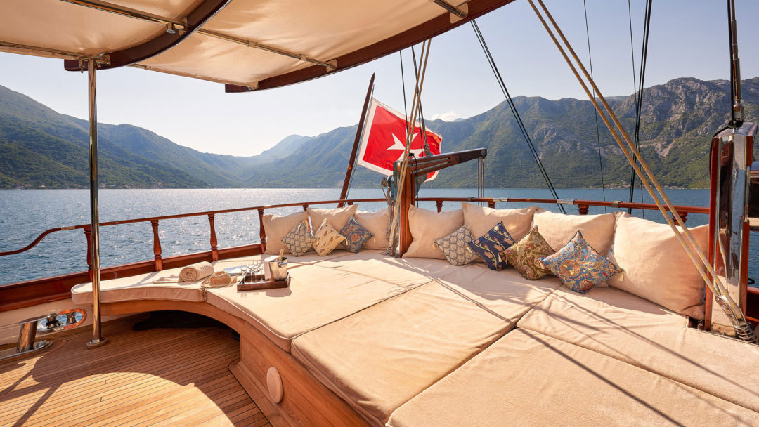 sailing-yacht-charter-riana-aft-deck-04