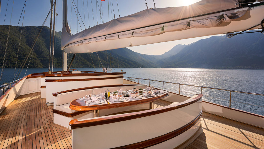 sailing-yacht-charter-riana-alfresco-dining-sundeck