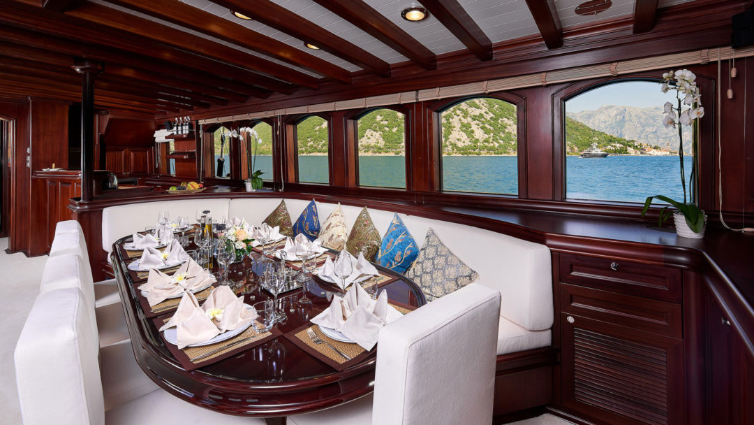 sailing-yacht-charter-riana-dining