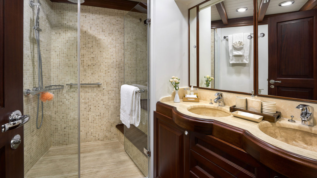 sailing-yacht-charter-riana-double-cabin-ensuite-02