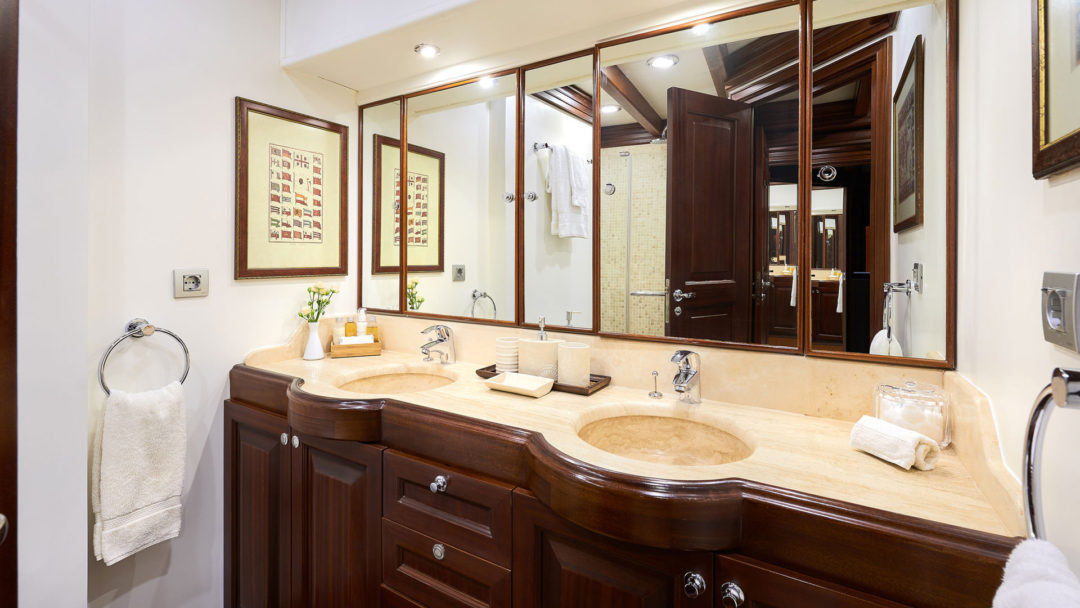 sailing-yacht-charter-riana-double-cabin-ensuite