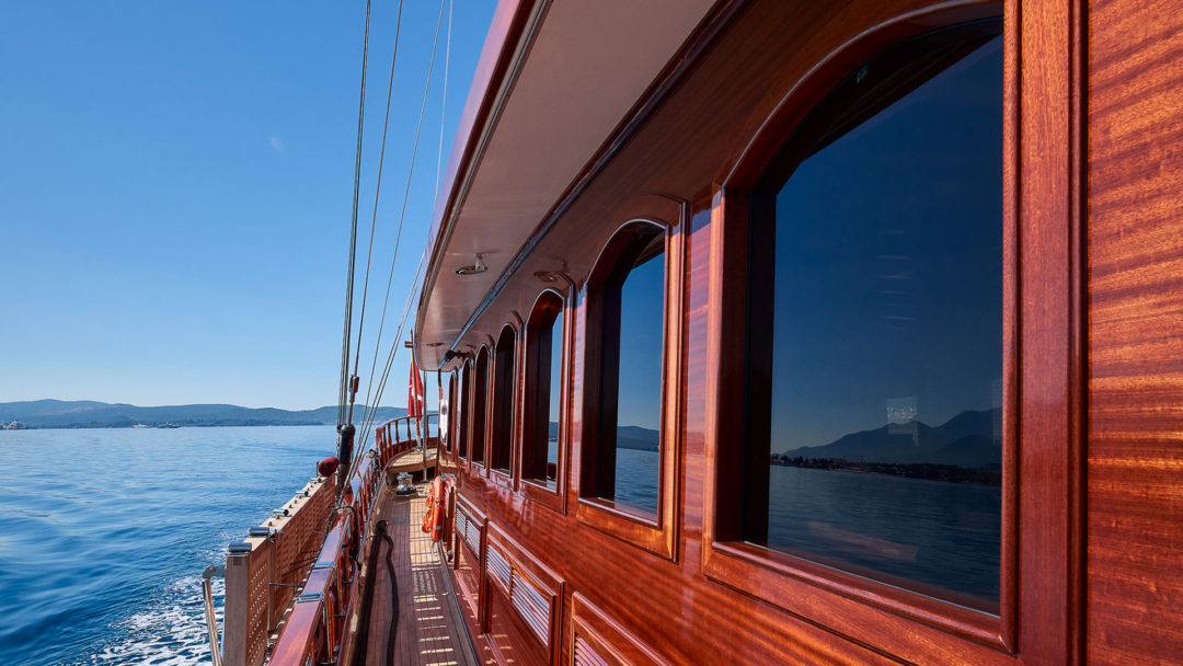 sailing-yacht-charter-riana-exterior-02