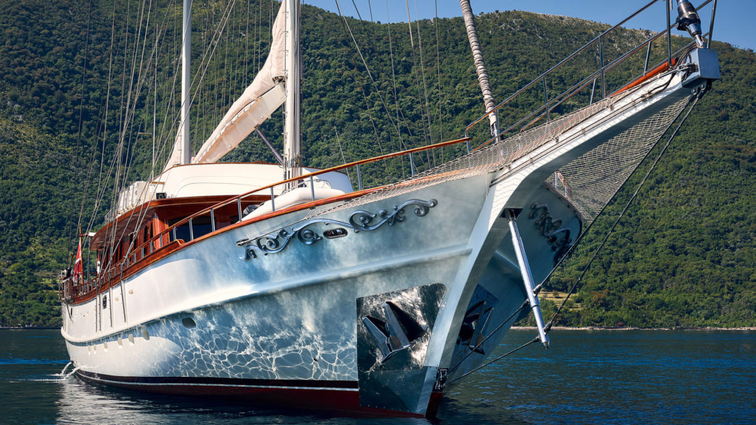 sailing-yacht-charter-riana-exterior-04