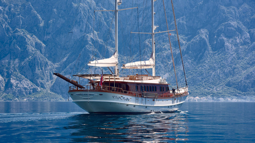 sailing-yacht-charter-riana-exterior-06