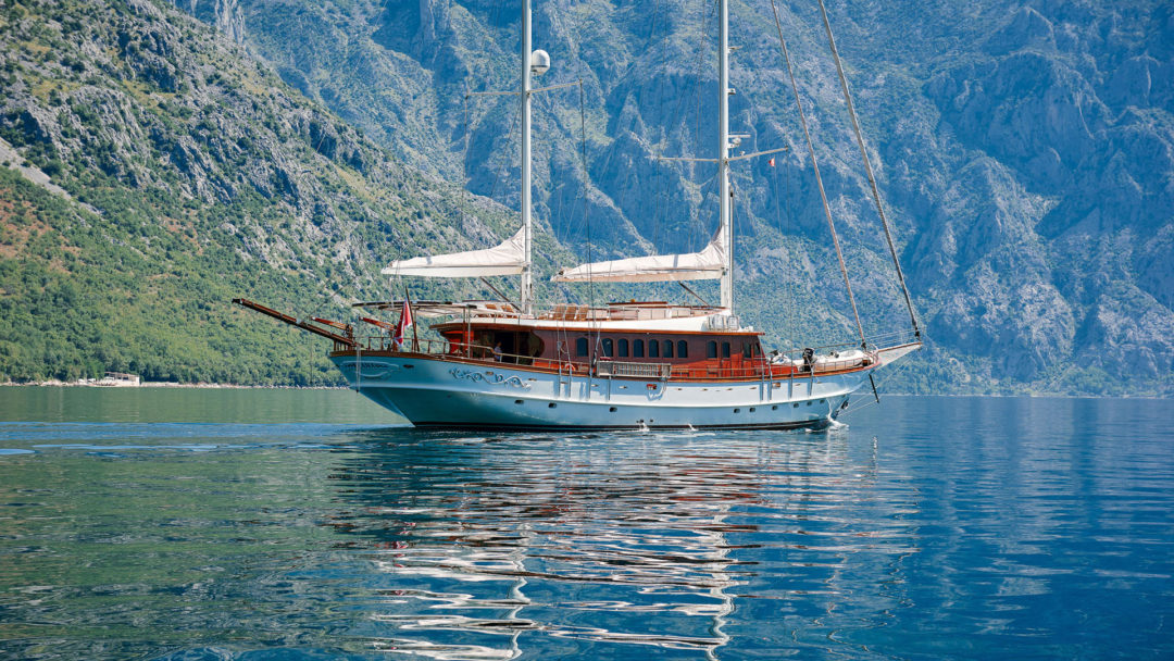 sailing-yacht-charter-riana-exterior-07