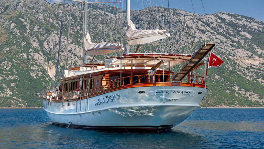 sailing-yacht-charter-riana-exterior-09