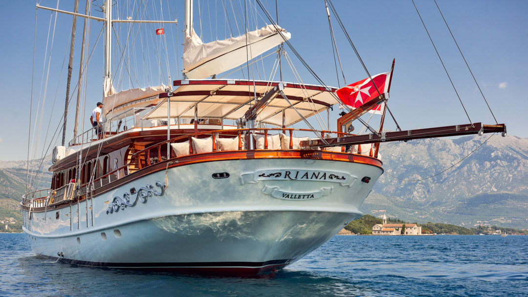 sailing-yacht-charter-riana-exterior-10