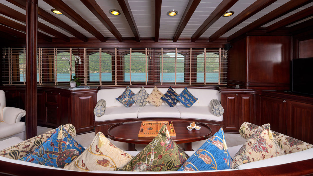 sailing-yacht-charter-riana-salon-01