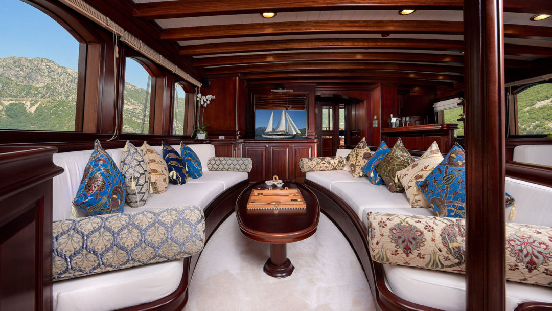 sailing-yacht-charter-riana-salon-other-view