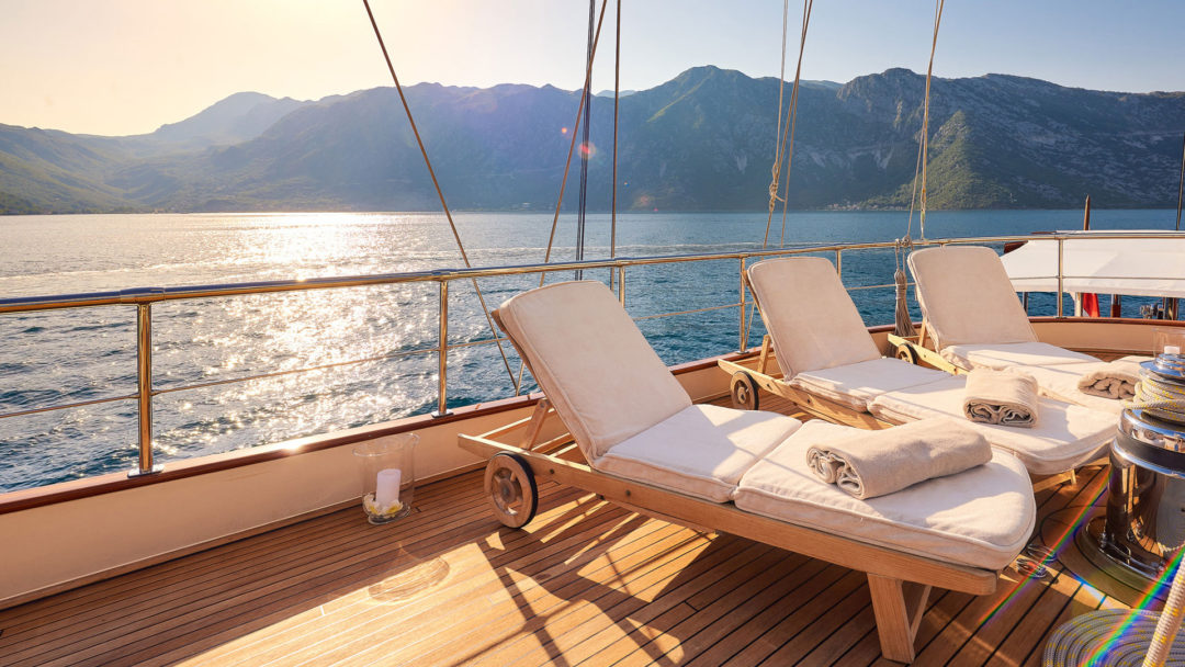 sailing-yacht-charter-riana-sundeck