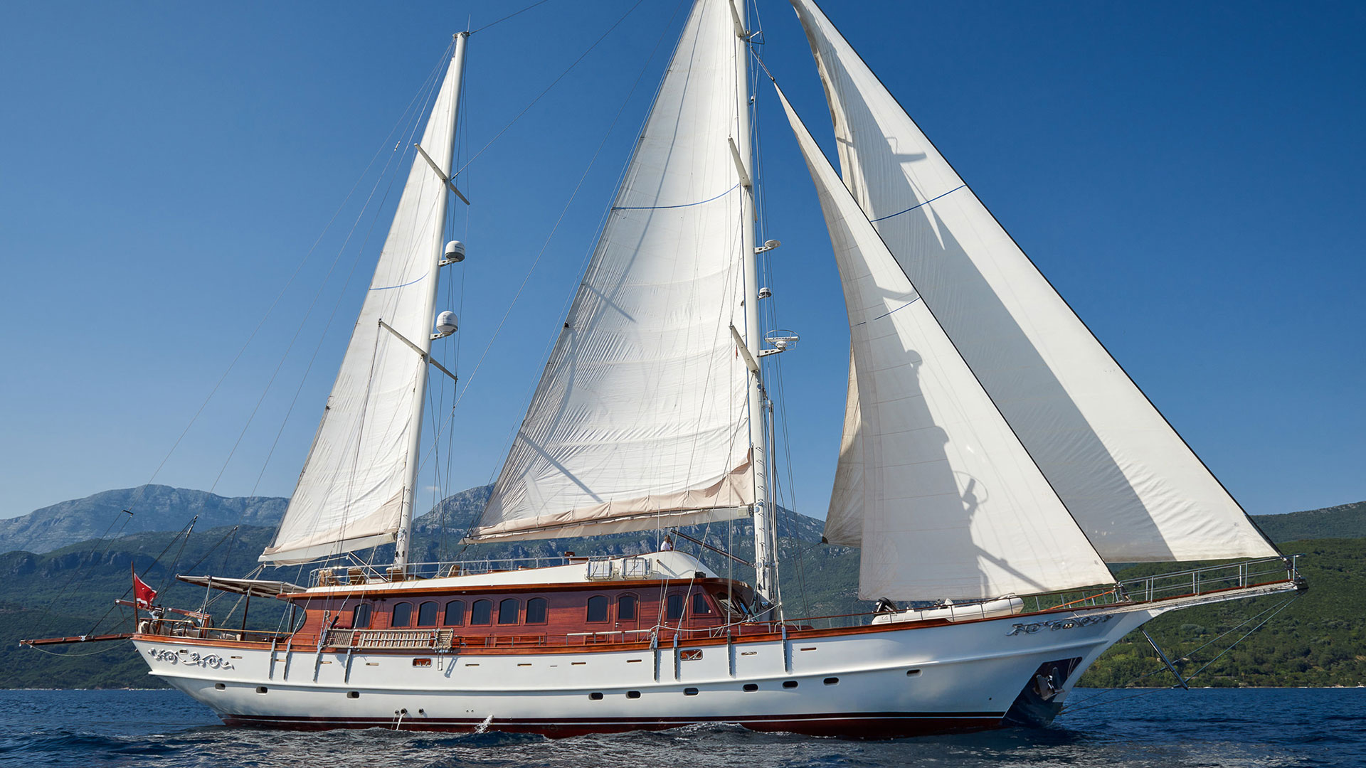 Sailing Yacht Riana