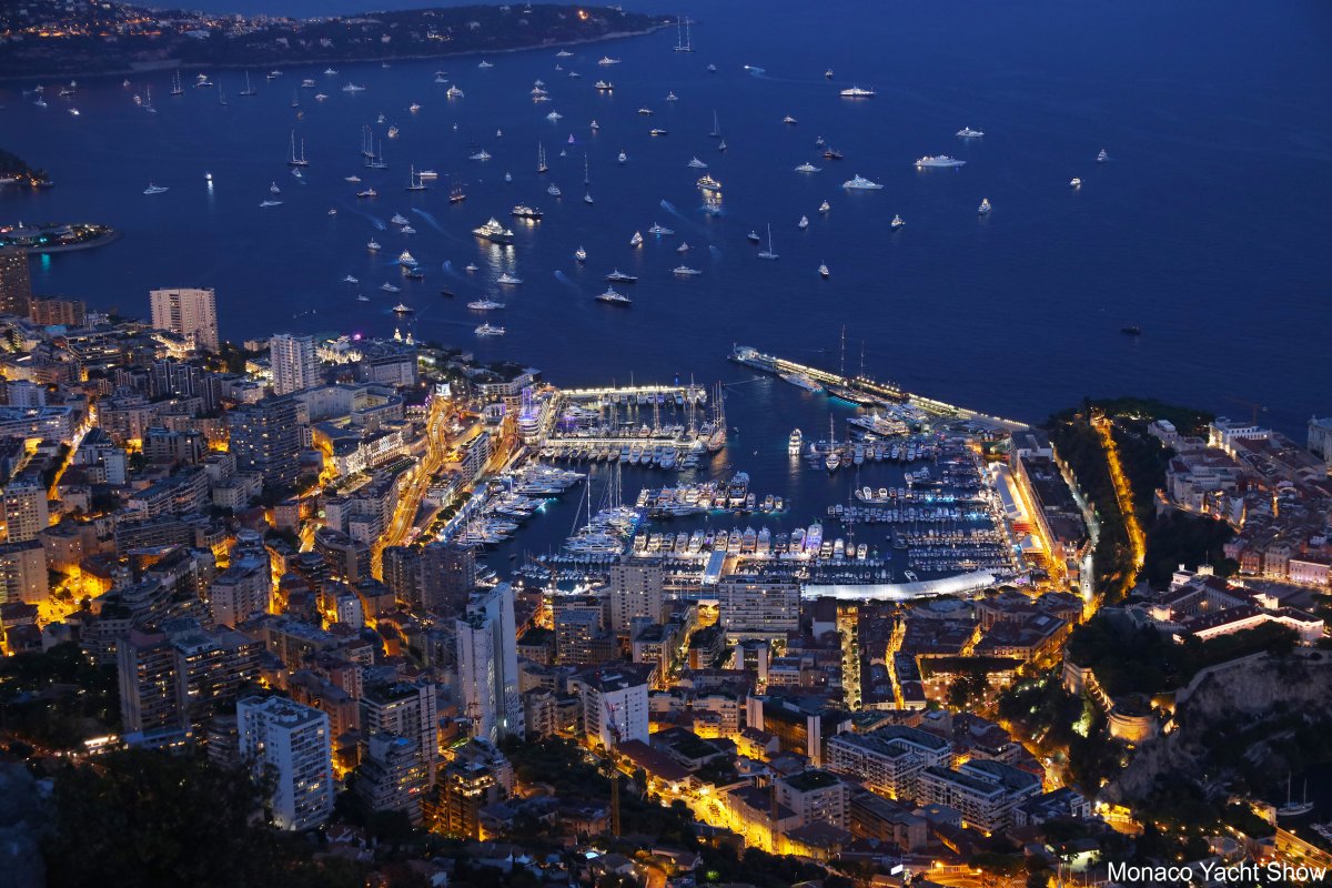 Monaco Yacht Show bei Nacht