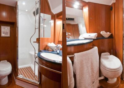 sailing yacht charter Mustique bath