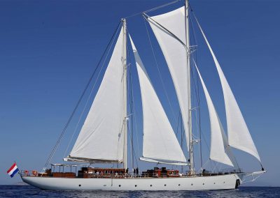 Sailing Yacht Charter Rhea sailing