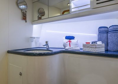 Sailing Yacht Charter Ocean Phoenix Bathroom