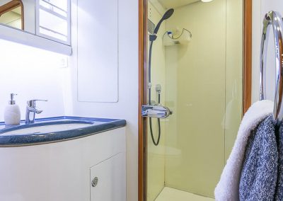 Sailing Yacht Charter Ocean Phoenix Bathroom